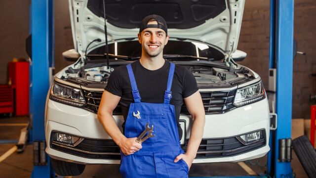 Przekonaj się, za co odpowiedzialny jest mechanik w trakcie naprawy Twojego auta!
